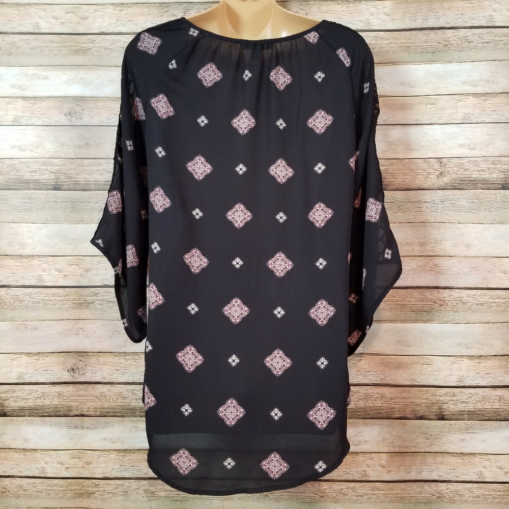 Roz & Ali Medallion Embroidered Sleeve Top - Picture 3 of 5